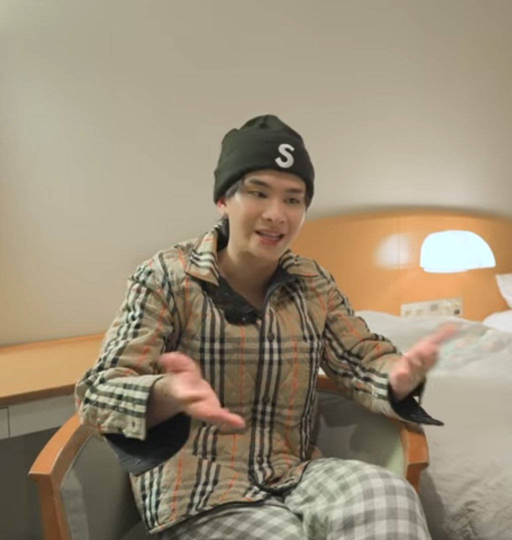 viviennewoodz's tweet image. ชุดกึ่งทางการมาก ใครปลุกน้องไทยมาถ่าย interview ป่ะ ใส่เสื้อทับชุดนอนคอมพลีทเลย

#BUSTheSummerSonicEP2 #THAIchayanon
#BUSbecauseofyouishine