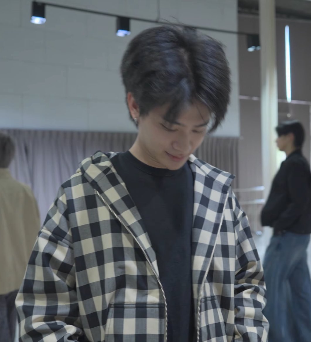 moodang_io's tweet image. เสื้อตัวเดียวกันแท้ๆ