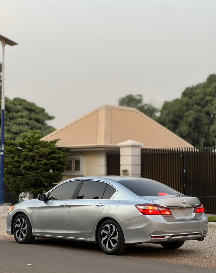 noeruページ Hello, I'm about to buy a 300zx and the salesman sent me the VIN