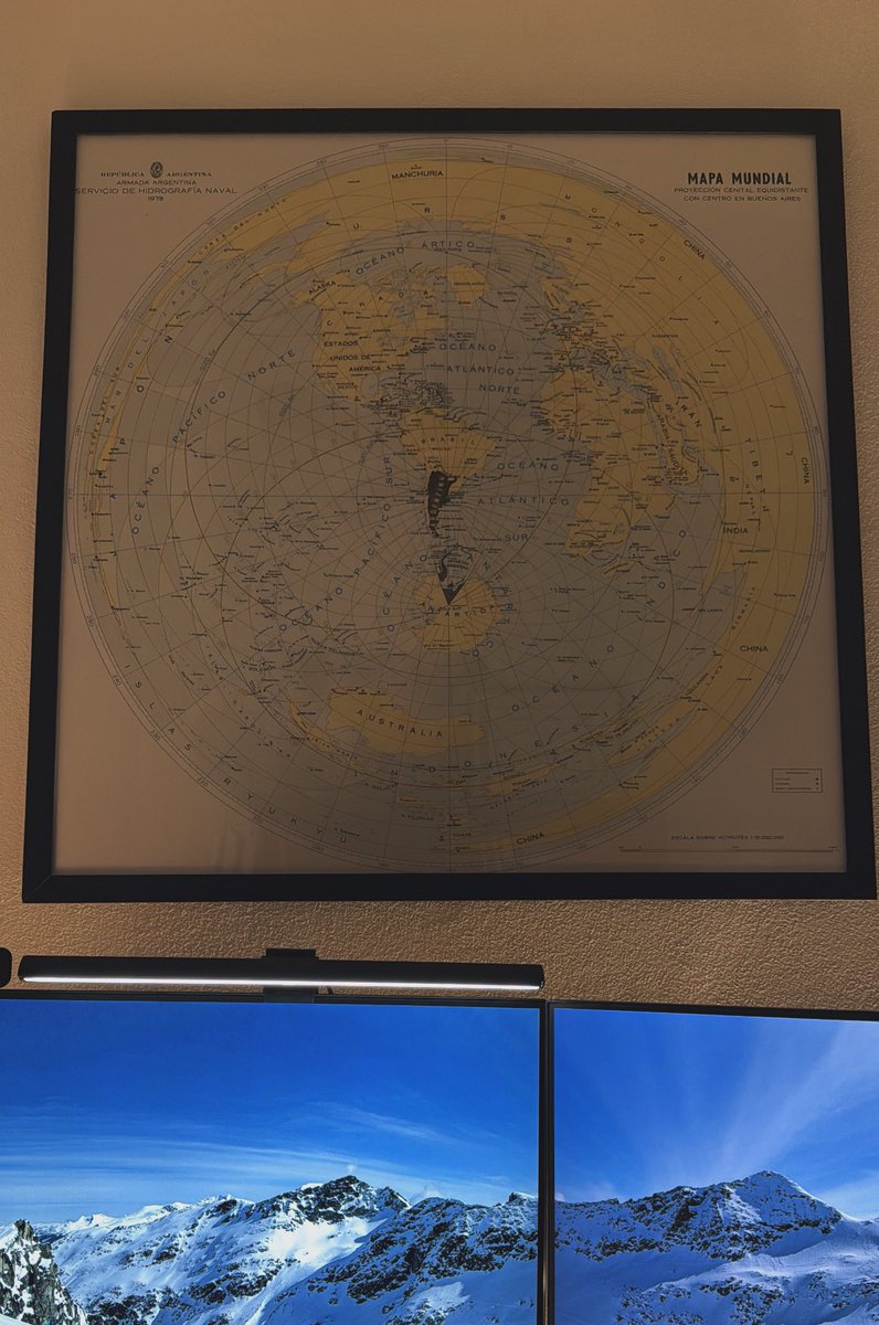 SalvadorVitell1's tweet photo. Como tuiter es servicio, abajo les dejo el link donde pueden encontrar en la página oficial del SHN el H-5071 (mapa mundial de protección cenital). Búsquenlo en “Cartas Especiales”.

Hasta el último dato que tengo, no hacen envíos, solo retiro por el SHN.

PD: así me quedó a mi. El mapa me lo regaló un seguidor al cual estoy extremadamente agradecido.