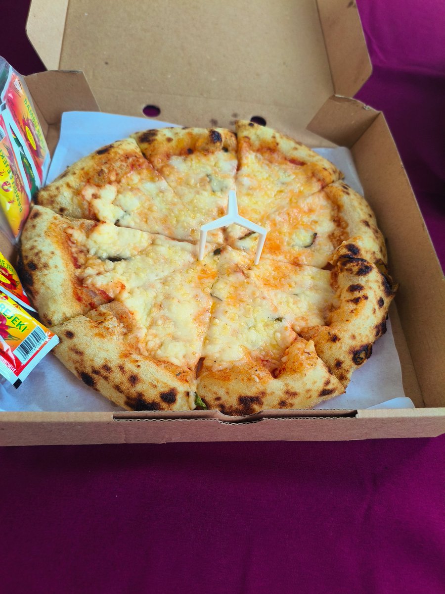 httpsraymond's tweet image. disuruh nyanyi makanannya vegan wkwk