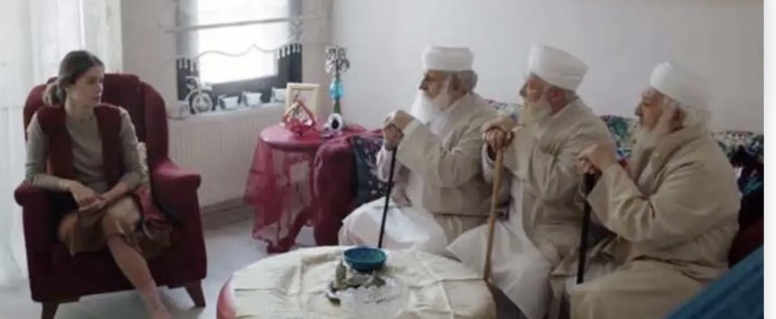 Bi karar vermem gerekiyor.Annem mavisakal masalının jungian yorumuyla “dişil içgüdünü,ablalarını,nenelerini çağır,sana cevabı verirler”dedi.Çağırdım konuştuk.Hikayede abiler de var,bazı cevaplar abilerden mi diye tartıyorum.3 saattir ablalarım, abilerim, nenelerim ve ben halimiz: