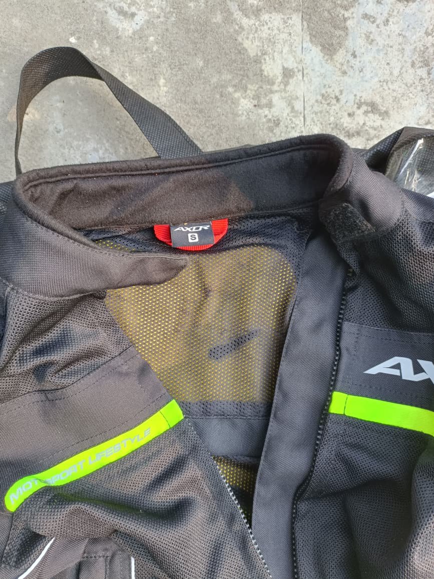 Supriyo_D's tweet photo. @amazon @amazonIN I have ordered an Axor cruise 2 jacket of L size from amazon (id: 403-2469837-4738711) . But S size was delivered. I tried to replace the item by uploading the images and contacting the customer support but it's of no use. I need the item ASAP. Take steps https://t.co/OnlQolK1U7
