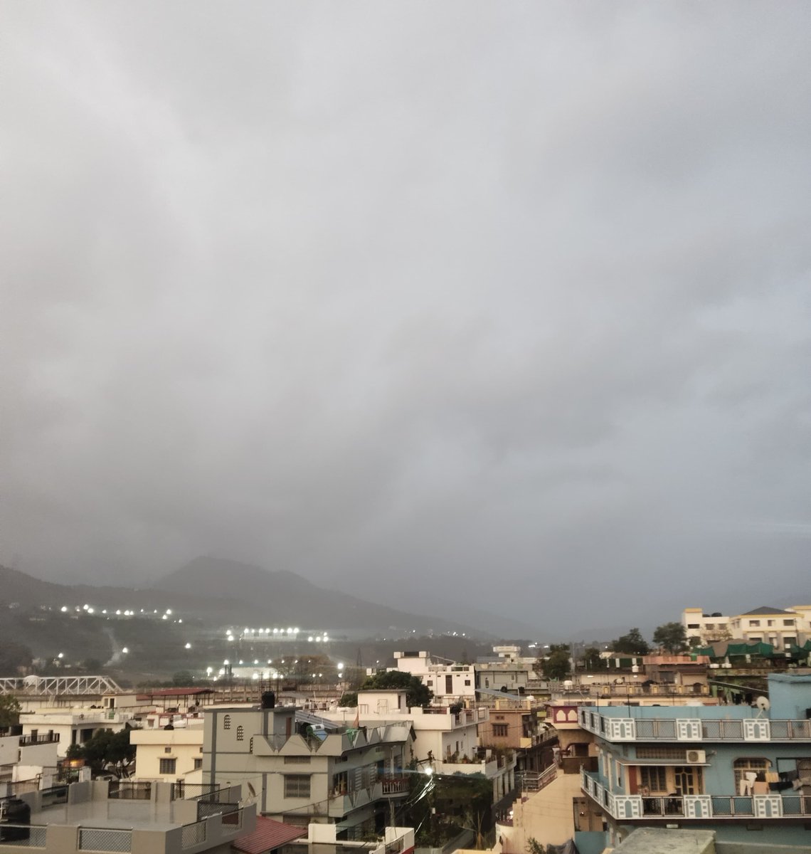 Shivanimishra30's tweet image. First rain of 2026 in Srinagar Garhwal 🌧️💙
#Uttarakhand #FirstRain #MountainVibes #PahadiLife #Nature