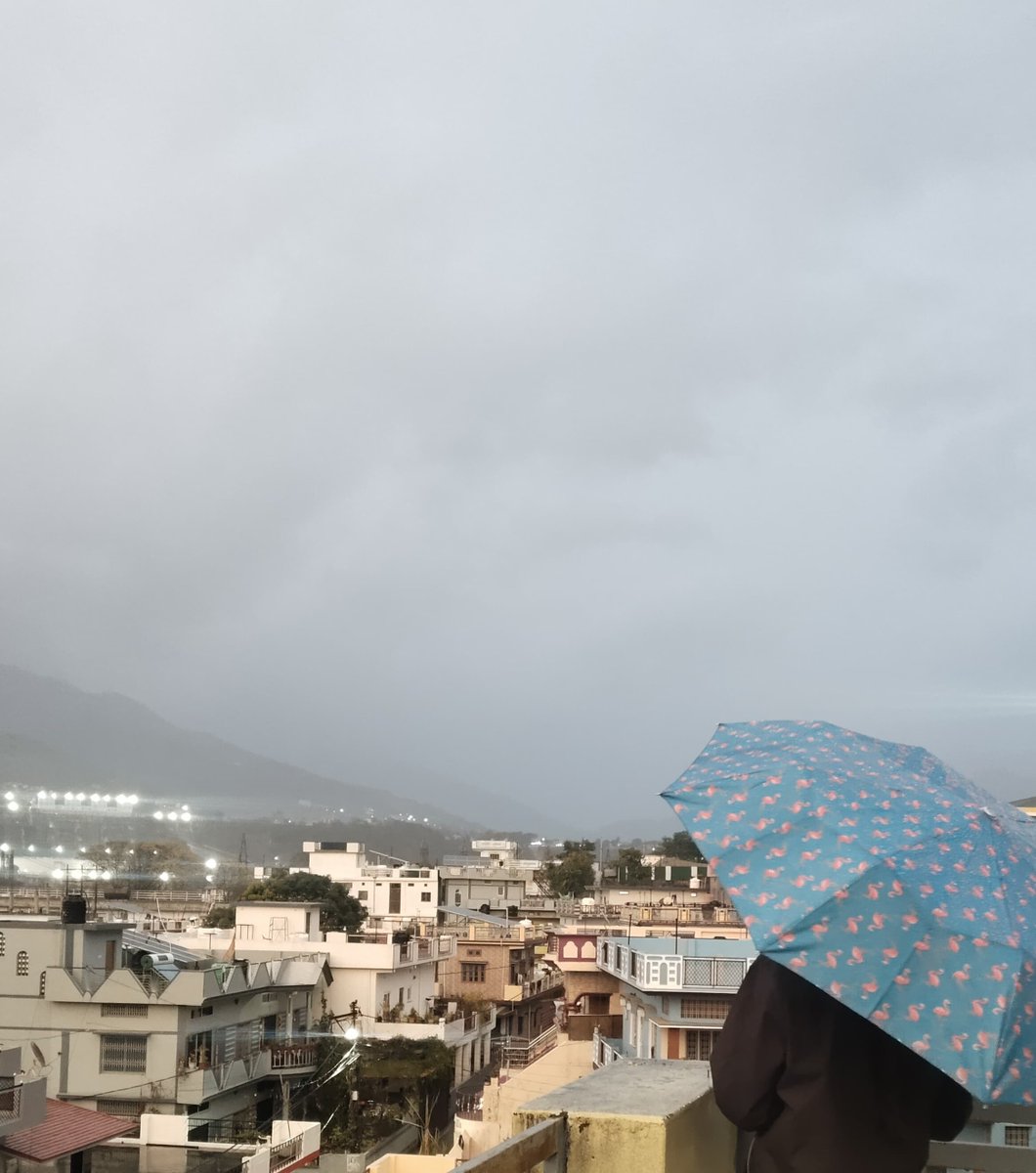 Shivanimishra30's tweet image. First rain of 2026 in Srinagar Garhwal 🌧️💙
#Uttarakhand #FirstRain #MountainVibes #PahadiLife #Nature