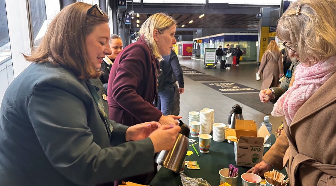 NetworkRailMAN's tweet image. Brew Monday week💙

Earlier this week we teamed up with @samaritans to share a brew, a chat, and a moment of support at the station 

Sometimes a cuppa can open the doors to a much needed conversation

#BeKindAlways #BrewMonday