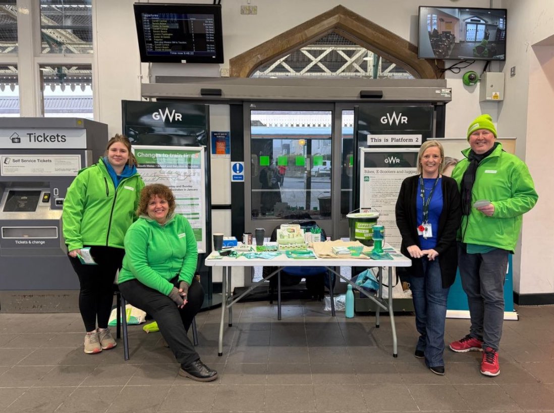 NetworkRailMAN's tweet image. Brew Monday week💙

Earlier this week we teamed up with @samaritans to share a brew, a chat, and a moment of support at the station 

Sometimes a cuppa can open the doors to a much needed conversation

#BeKindAlways #BrewMonday