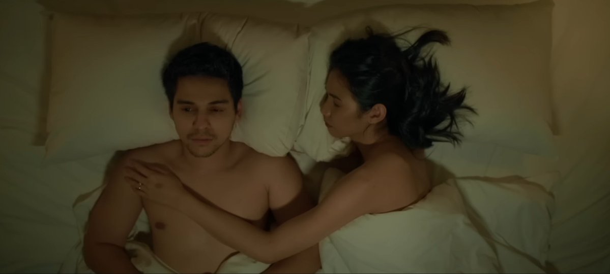 Ada housekeeper gak sengaja mergokin aktor idolanya di kamar hotel, berhubungan sama pria lain. Padahal udah beristri, bahkan dianggap "couple goals".

Ketahuan, si aktor minta dia buat nutupin rahasia itu dari publik. Malah pekerjaannya terancam karena dituduh prostitusi.