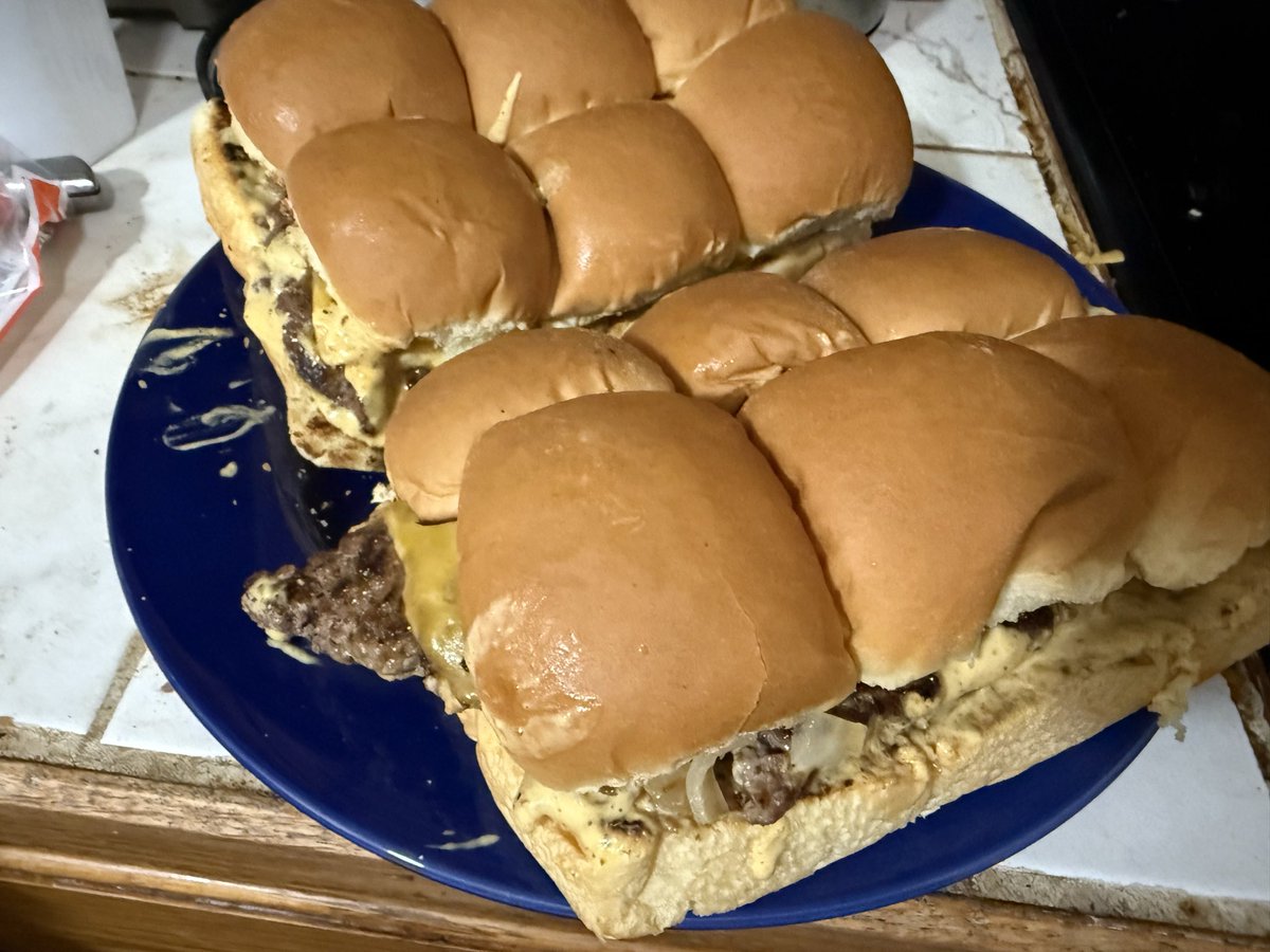 bochia's tweet photo. @JJWatt You just need a pound of ground beef and some Hawaiian rolls and you can make your own sliders in 10 minutes https://t.co/mffUh7L3oK