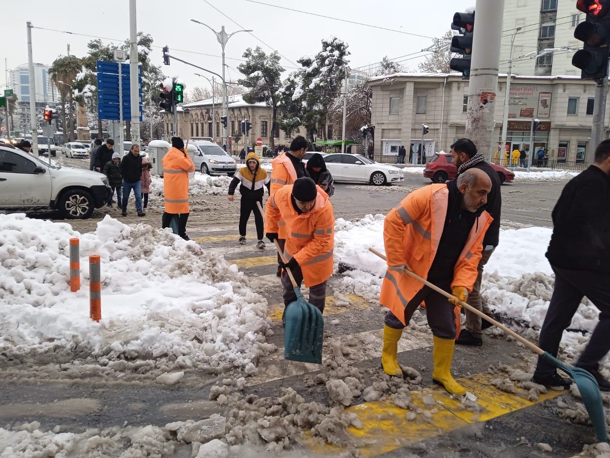 📍Topçu Meydanı ❄️

Park ve Bahçeler Dairesi  Başkanlığına bağlı ekiplerimiz;👷🚧👷

Yayaların güvenliği ve ulaşımı için kar temizleme çalışmalarını hız kesmeden sürdürmektedir.

<a href="/sanliurfabld/">Şanlıurfa Büyükşehir 🇹🇷</a> 
<a href="/halilaldeniz_/">Halil Aldeniz</a> 
<a href="/Tuba_Yaygin/">Tuba Yaygın</a> 
<a href="/sukrukaracads/">şükrü karaca</a>
