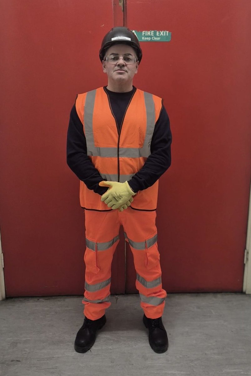 JPPDemolition's tweet photo. PPE isn’t an option- it’s an essential. At JPP Demolition this is a minimum requirement: 
🔴 Hard hats 
🔴 Orange high-vis jacket 
🔴 Orange visibility trousers 
🔴 Eye protection 
🔴 Gloves 
🔴 S3 Safety boots 
#breakintothefuture #demolition #laboursupply #safetyfirst https://t.co/16Ge9KriXv