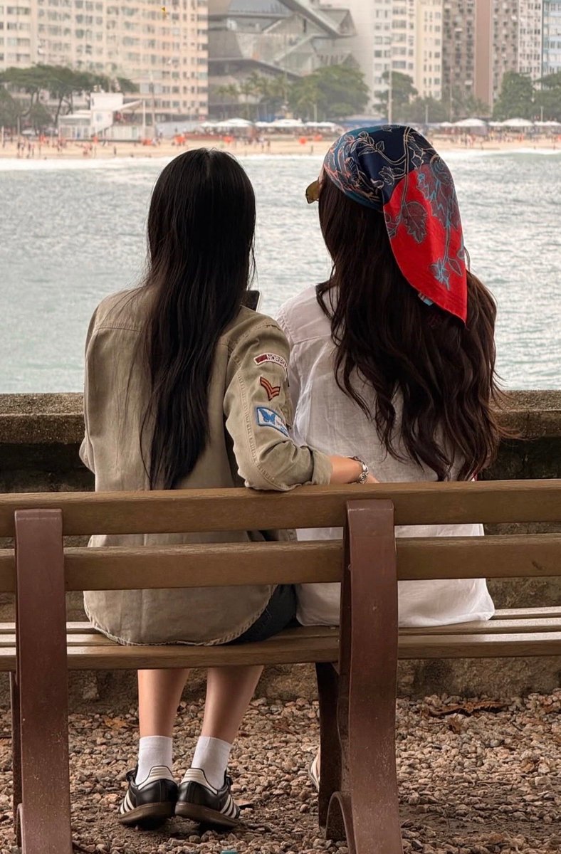 SWIFTGR0NGF's tweet image. eu tô 100% convencida de que o fanmeeting foi só uma desculpinha pra elas terem uma lua de mel linda no brasil