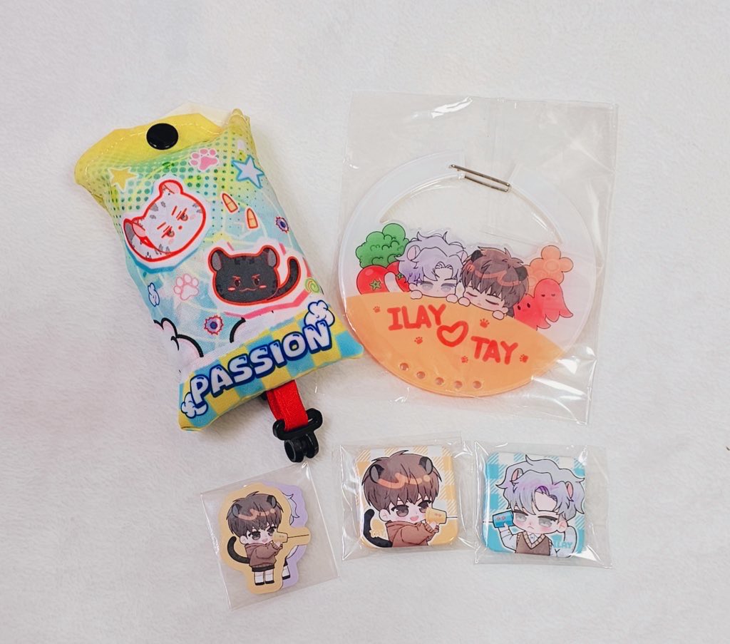 [RT🎁]
패션 드씨 리메이크와 1/25 태의 생일을 맞이하여 소소하게 
나눔 진행합니다!
RT해주신 분들 중 두 분을 추첨하여 
🔹바쿠백+카라비너+캔뱃지+조각스티커
🔹바쿠백+캔뱃지+조각스티커
보내드립니다!

당발 : 27일 이후
소장인증 : e북(패션, 다심, 스위트) + 패웹 전체
제외 : 거래,플택,구독