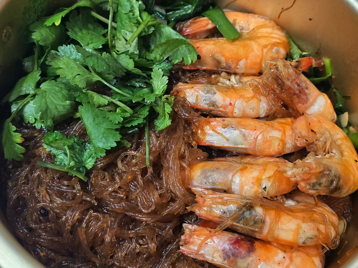 hyunxmugi's tweet image. 완성! 새우 당면찜 👀✨태국 레시피 그대로 🔥 후추랑 생강, 소스 향이 진짜 미쳤어요. 찜닭이랑 잡채 섞은 느낌인데… 맛은 또 완전 다른 세계예요 🦐✨

แรงบันดาลใจของการทำกุ้งอบวุ้นเส้นผมได้มาจากที่นี่ครับ ขอบคุณนะครับ ㅡวันนี้ได้ทานของอร่อยมากๆ 

(ถึงแม้ผมจะไม่รู้ว่ารสชาติ original…