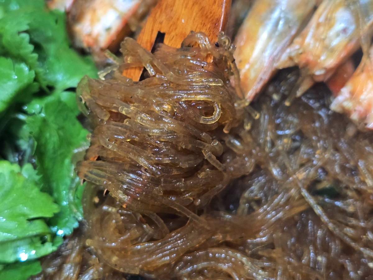 hyunxmugi's tweet image. 완성! 새우 당면찜 👀✨태국 레시피 그대로 🔥 후추랑 생강, 소스 향이 진짜 미쳤어요. 찜닭이랑 잡채 섞은 느낌인데… 맛은 또 완전 다른 세계예요 🦐✨

แรงบันดาลใจของการทำกุ้งอบวุ้นเส้นผมได้มาจากที่นี่ครับ ขอบคุณนะครับ ㅡวันนี้ได้ทานของอร่อยมากๆ 

(ถึงแม้ผมจะไม่รู้ว่ารสชาติ original…