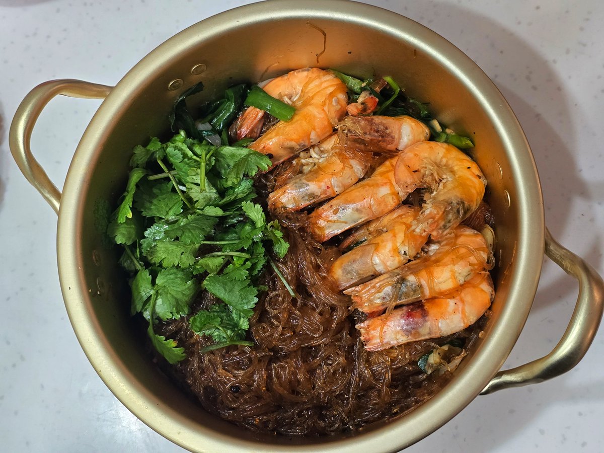 hyunxmugi's tweet image. 완성! 새우 당면찜 👀✨태국 레시피 그대로 🔥 후추랑 생강, 소스 향이 진짜 미쳤어요. 찜닭이랑 잡채 섞은 느낌인데… 맛은 또 완전 다른 세계예요 🦐✨

แรงบันดาลใจของการทำกุ้งอบวุ้นเส้นผมได้มาจากที่นี่ครับ ขอบคุณนะครับ ㅡวันนี้ได้ทานของอร่อยมากๆ 

(ถึงแม้ผมจะไม่รู้ว่ารสชาติ original…