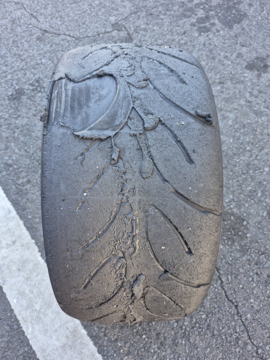 練習用にまだ使えるなーって思ってたGS壊しちゃったー😭😭
ホカホカ無しマイナス路温で食わなくて1コーナー進入でドアンダー出しちゃったときかなぁ