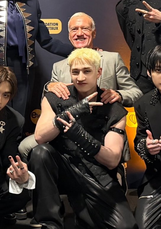 chanveil's tweet image. wait who is he HAHA it was kinda cute to kneel behind Chan