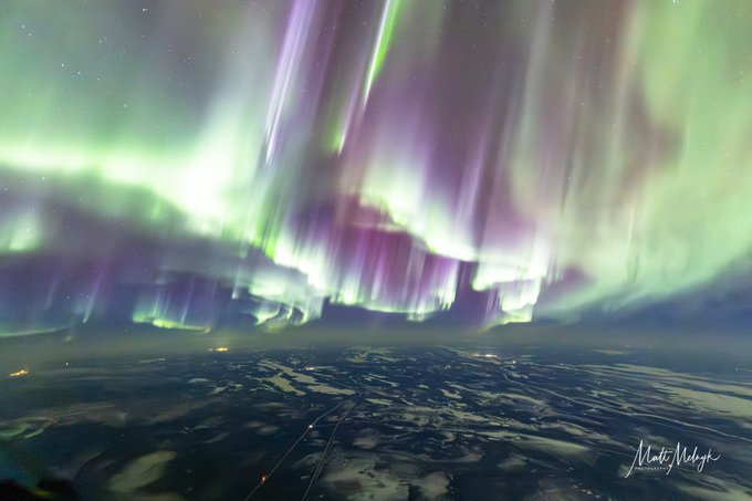 Rainmaker1973's tweet image. A pilot just flew through one of the strongest aurora storms in years — and saw the sky explode in color.

From the cockpit of a Boeing 787,  pilot Matt Melnyk had a view like no one else. Flying at 37,000 feet over Manitoba, he watched as the auroras filled the entire sky.