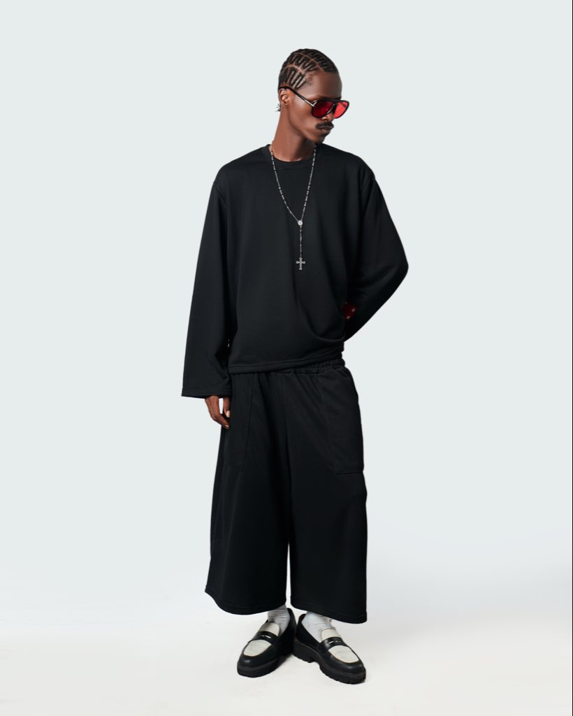stmkstudio's tweet photo. STMK FYP COLLECTION  Black Long-sleeve Tee &amp; Double waisted pants — 🔗 Shop link in bio https://t.co/i1Yahj7nD8