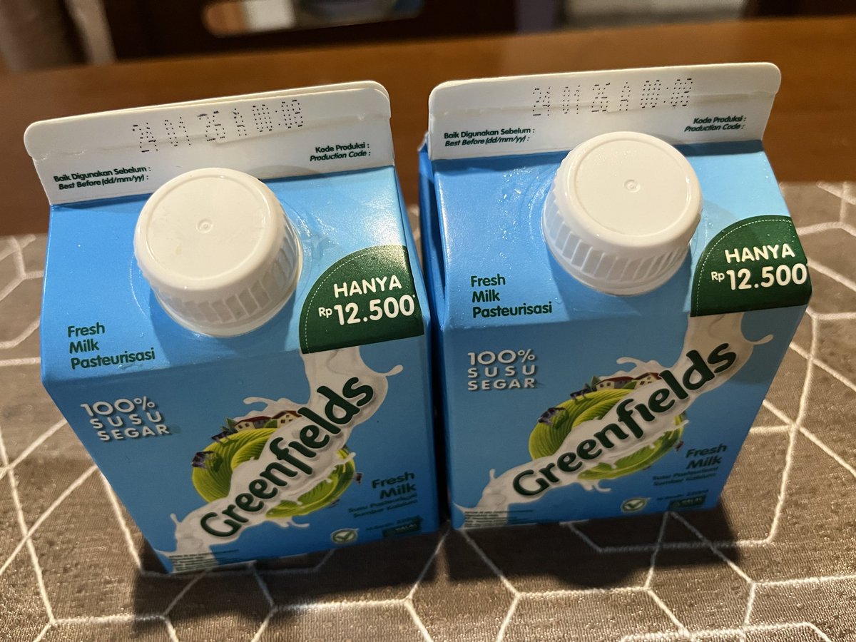 bubbichimmy's tweet photo. min tadi aku beli susu greenfields pasteurisasi, biasanya exp date nya agak jauhan.. tp ini pas diminum seteguk udh beda rasanya, ternyata expired nya besok. ini gmn ya emg SOP nya dijualin sampe waktunya expired kah??? mana beli 2. dan beli ini ngidam nya bumil🥲 @Indomaret https://t.co/VEl3ewLv1f