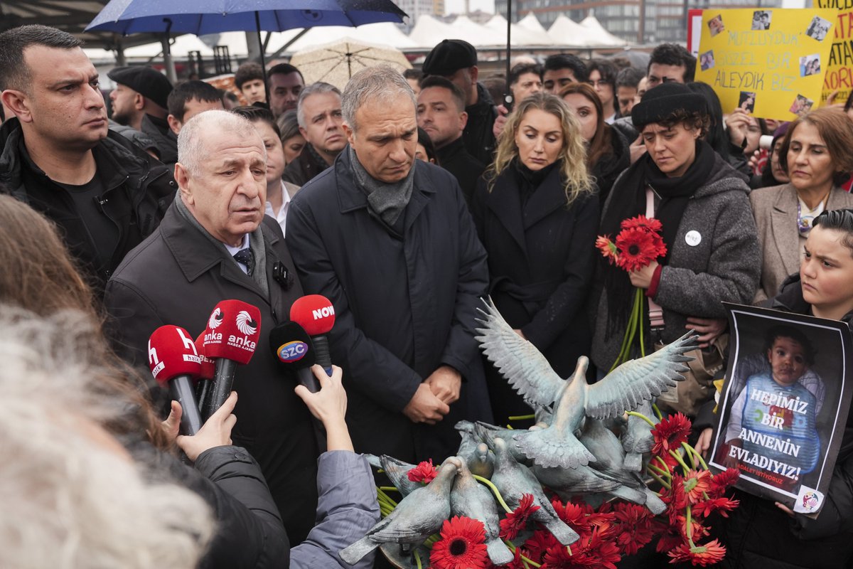 sputnik_TR's tweet photo. 🥀Mattia Ahmet Minguzzi öldürülmesinin yıl dönümünde anıldı: Anma törenine birçok siyasetçi de katılarak destek verdi

Anne Yasemin Minguzzi: Bir yıl boyunca yasa çıkmadı. Hakkımı helal etmiyorum. En son Atlas, şimdi sıra kimde?

Baba Andrea Minguzzi: Bir insan olarak nefret etmeden ama geri adım da atmadan adaleti aramaya devam edeceğiz