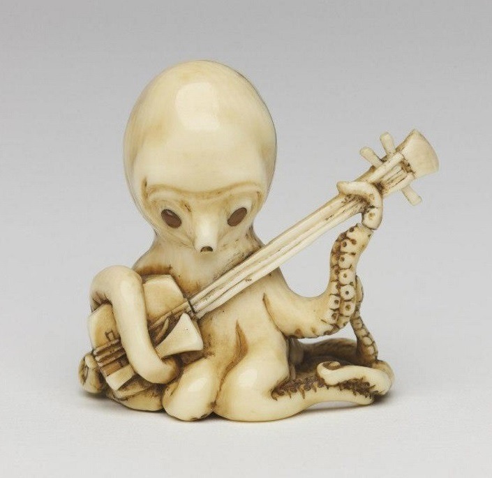 Somin (attributed to - Japanese) - Octopus playing a shamisen - ivory netsuke -   late 19th century