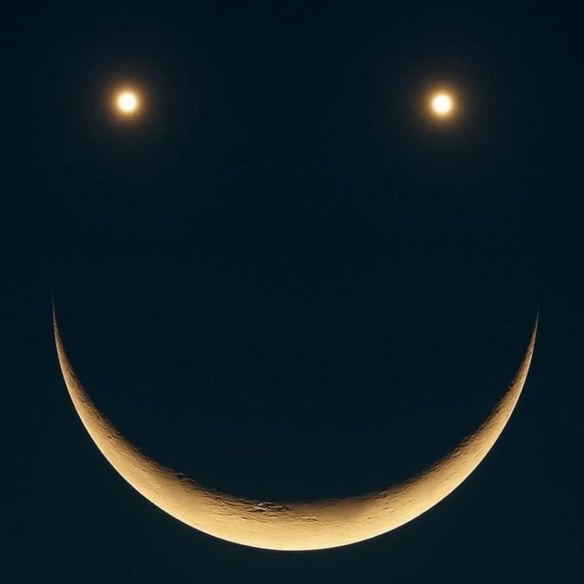 M1ONLOVER's tweet image. Look toward the western sky this evening. The Moon will be in a crescent phase, Saturn will be bright, and you will need binoculars to see Neptune. The “smiley face” formation will be most visible at that time.
