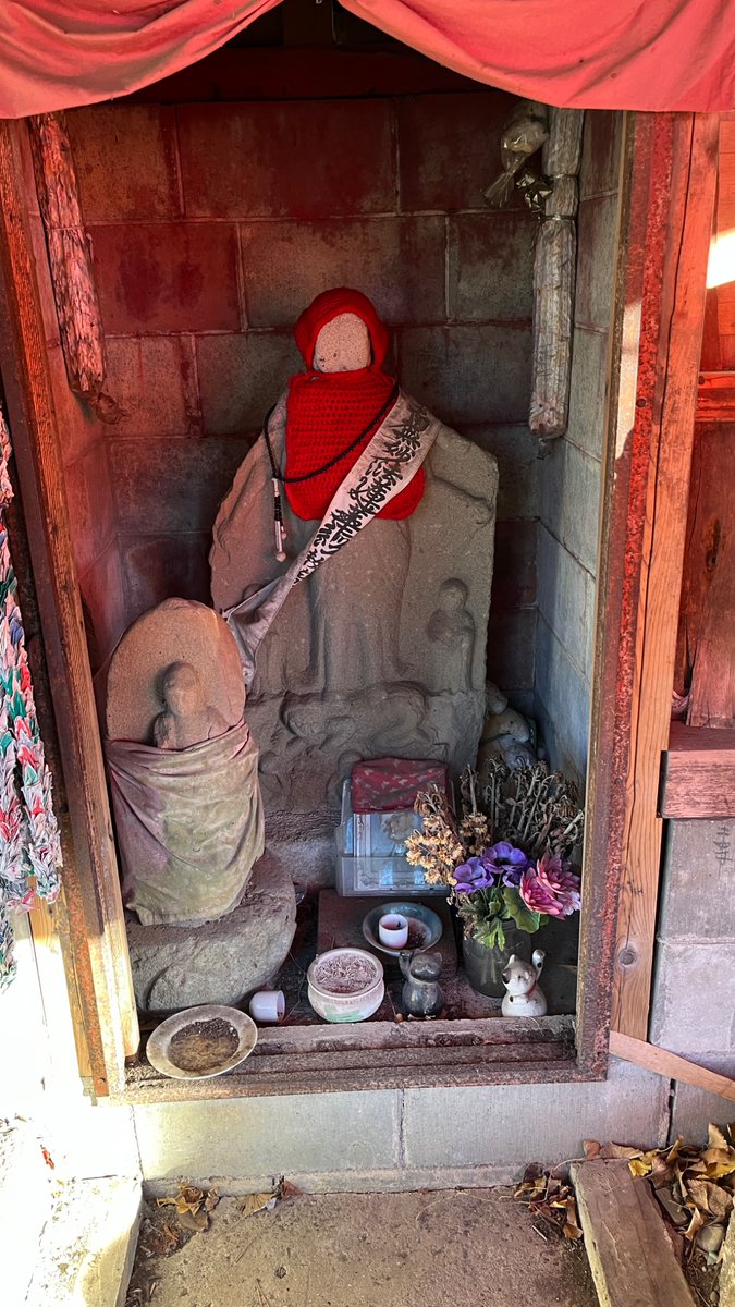 茨城県大洗町、青面金剛像。
手の持ち物などから見るに青面金剛だろうが、丸い頭や頭巾など地蔵っぽい意匠が多い。お花が備えてあったほか、南無妙法蓮華経の襷もかかっていて、信仰の継続を感じられた。