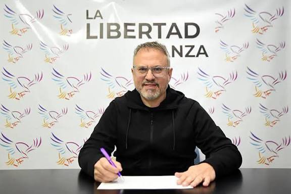 Mientras el gobierno acumula renuncias y escándalos por contratos turbios. Diego Valenzuela, ex intendente de Tres de Febrero denunciado por adjudicar contratos millonarios a la droguería Suizo Argentina, la misma empresa vinculada a reuniones con Karina Milei y operadores del