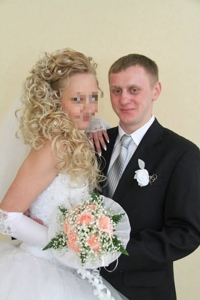 gozefinagold's tweet image. На фото oкynaнт з дружиною, він має двох малих gітей. Він ґвалtyвав та вbuвав цивільних українців на Київщині
"Вони всі були впевнені в безкарності – pосійські військові, які під час окynації Київщини залишили по собі десятки стpaшних злочинів проти цивільних. Ми розслідуємо…