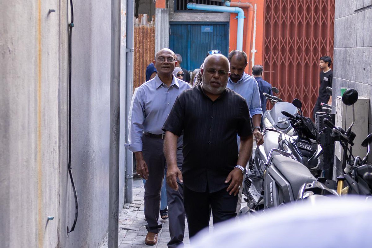 ކޮންގްރެސް ޕާޓީގެ ޓިކެޓުގައި ވާދަކުރައްވާ މާލެ ސިޓީގެ މޭޔަރ ކެންޑިޑޭޓް، އ.ތ.މ ކޮމިޓީގެ ރައީސާ އަދި މައްޗަންގޯޅި މެދު ދާއިރާގެ ކެންޑިޑޭޓުންގެ، ދޮރުން ދޮރަށް ހަރަކާތުގެ ތެރެއިން.

#LCE2026 
#JaleelForMayor 
#CongressPartyMV 
#DhiveheengeRaajje