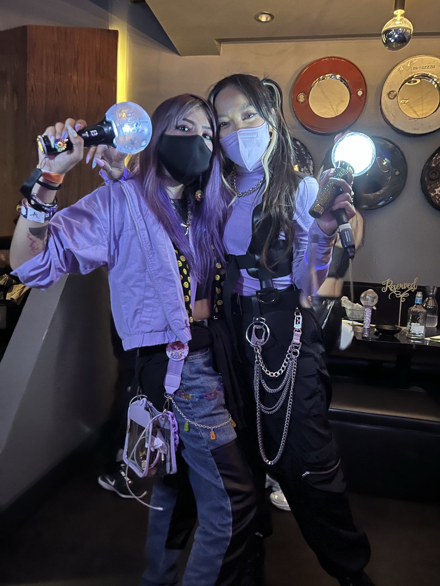 roasted_weenie's tweet photo. The time i met nava after the PTD concert 🥺💜 https://t.co/GDT2RtjRAg