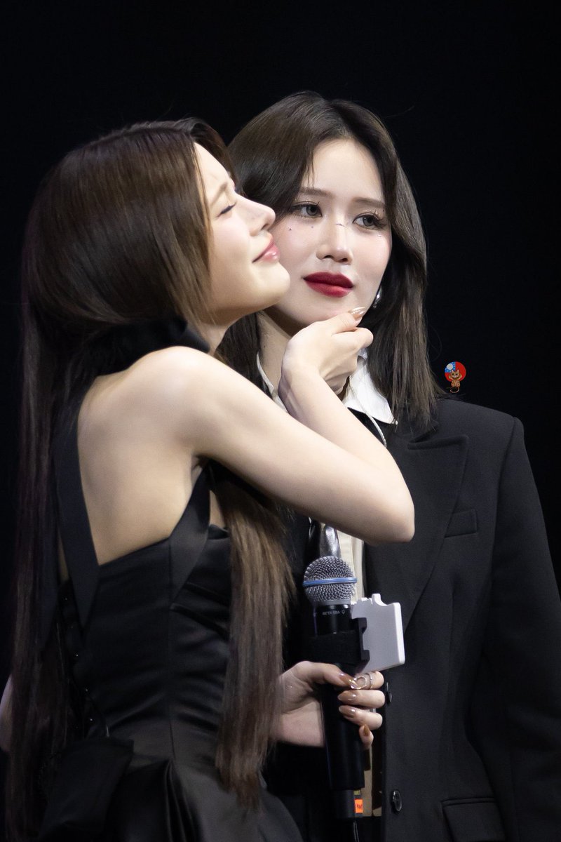 JY be like: She’s MINE 😏

FIRST FANMEETING IN TAIPEI
#KaoJaneFMinTaipei
#KaoJaneJaneKao