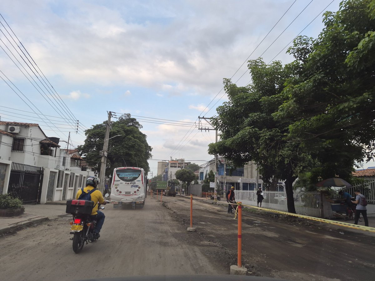 - Si el alcalde no pavimenta:
      SE ESTÁ ROBANDO LA PLATA.

- Si el alcalde pavimenta mucho:
      SE ESTÁ ROBANDO LA PLATA.

Fuí de los primeros opositores de <a href="/Jorgeacevedocuc/">Jorge Acevedo</a> y le di mi voto a Sergio Maldonado, hoy, después de 2 años de gobierno, resalto lo bueno de Jorge.