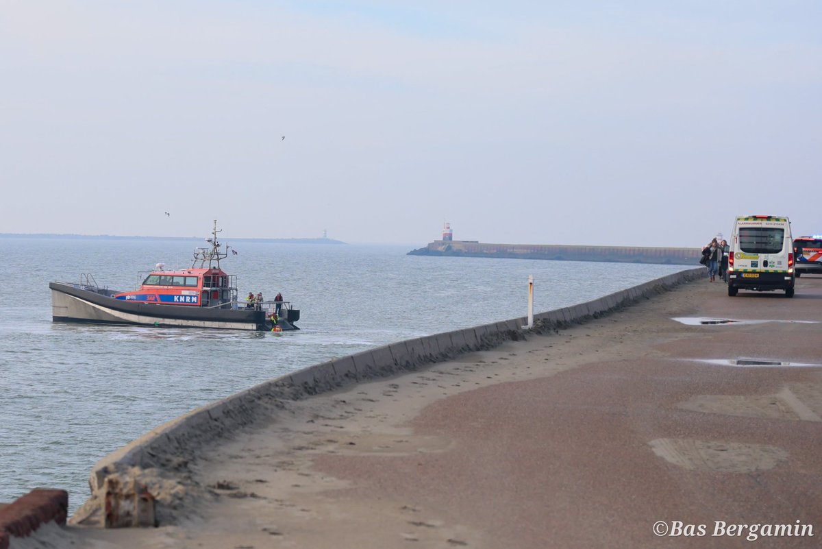 pers0251's tweet photo. Vrijdagochtend zijn een #hondje en zijn baasje te water geraakt bij de #Noordpier. Na de melding rukten de #hulpdiensten groots uit om hulp te verlenen.

Het tweetal is door de hulpdiensten opgevangen en met een boot naar de kant gebracht. Daar stonden meerdere hulpverleners klaar om hen verder op te vangen en te controleren. Over eventuele verwondingen is niets bekendgemaakt.

Hoe het baasje en het hondje precies in het water zijn terechtgekomen, is nog onduidelijk. De situatie zorgde enige tijd voor veel aandacht op en rond de pier.