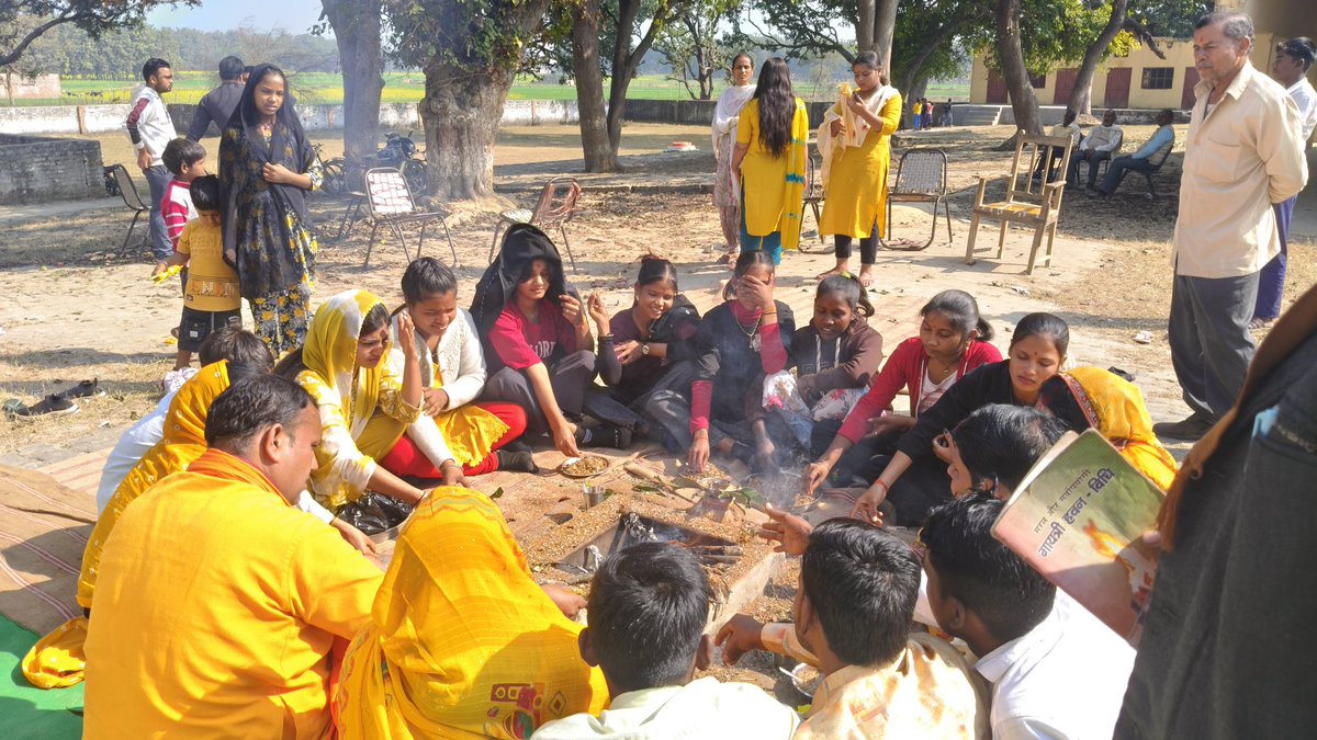 Abvp4shrawasti's tweet photo. आज अखिल भारतीय विद्यार्थी परिषद श्रावस्ती जिले के सिरसिया नगर इकाई द्वारा सरस्वती विद्या मंदिर में "वसंत पंचमी" के अवसर पर हवन पूजन कर ज्ञान की देवी मां सरस्वती की आराधना की गई।
जिसमें विद्यालय के प्रबंधक, अध्यापक ओर छात्र- छात्राएं उपस्थित रही।

#abvpshrawasti #VasantPanchami https://t.co/1IiXJs0Kux
