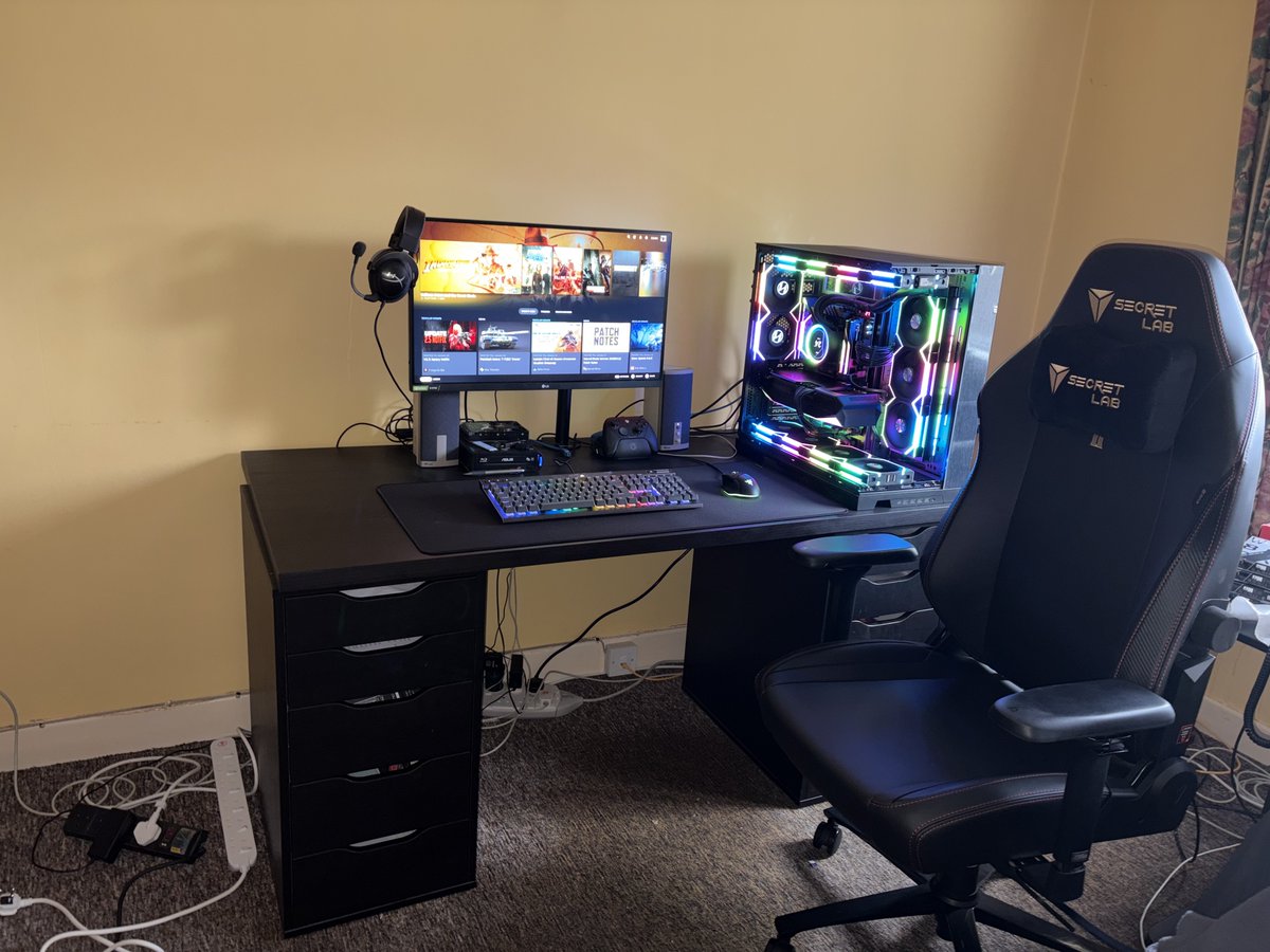 flan_roberts's tweet photo. Enjoying my new Titan EVO Chair @Secretlab https://t.co/MantWokJZN
