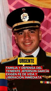 05t1n40's tweet photo. Junto al Capitán Caguaripano, otro héroe de Paramacay sigue secuestrado: el Primer Teniente Jefferson García Dos Ramos.

Fue uno de los rostros de la rebelión de Paramacay. Por su valentía, el narcoestado lo declaró "traidor a la patria" y lo ha sometido a más de 8 años de secuestro y torturas inhumanas.

SI, más de 8 años de torturas y un juicio fraudulento, solo por cumplir con su deber: rebelarse contra un sistema de gobierno que socavaba los derechos básicos de todos los venezolanos.

El Primer Teniente García Dos Ramos ha sido uno de los militares que se negó a ser cómplice y pagó un precio terrible por su valentía. Su libertad es tan innegociable como la de Caguaripano.

La "traición" de Jefferson fue su lealtad a Venezuela. 
Hoy, exigimos que su nombre se cuente entre los excarcelados.