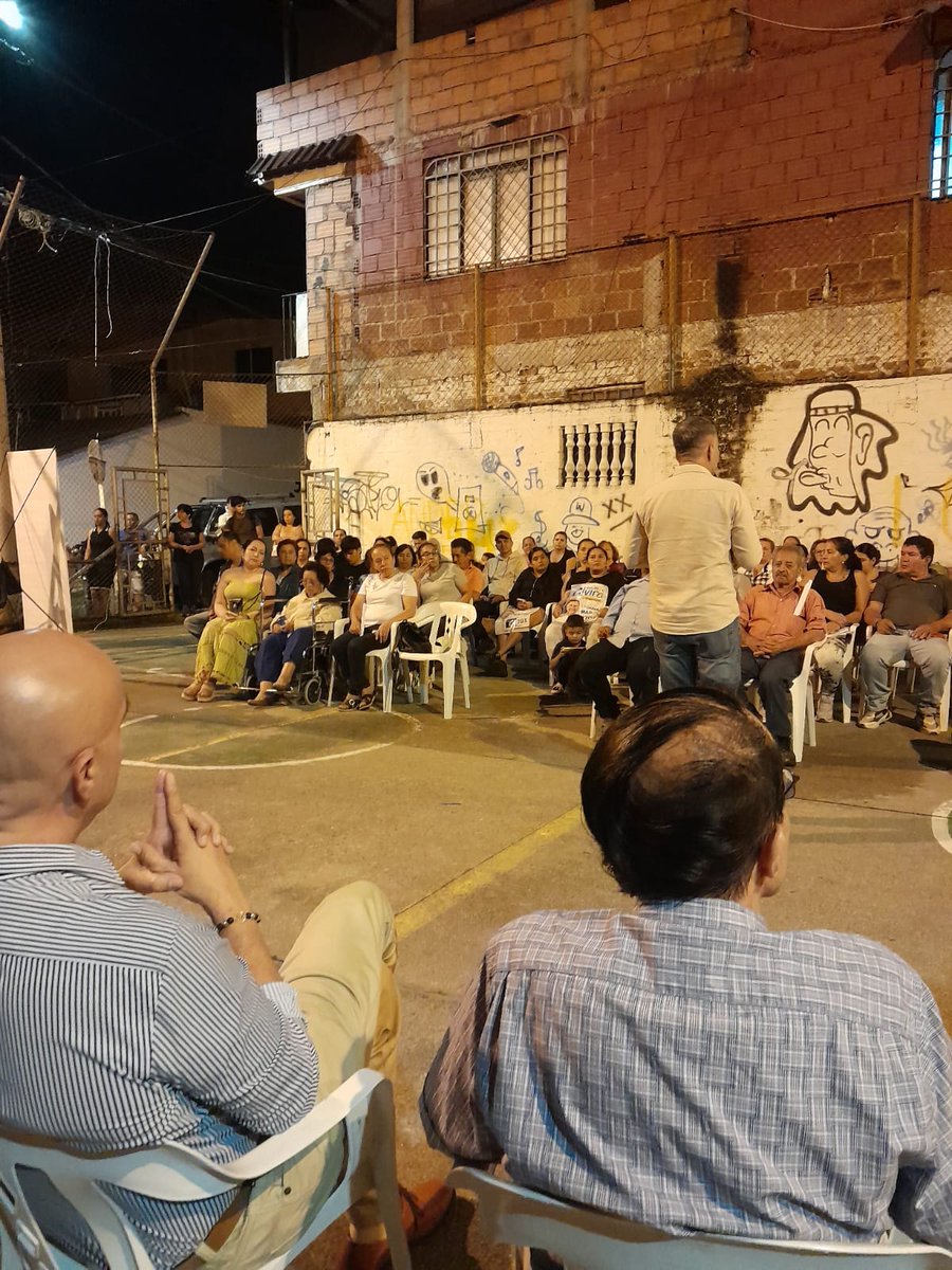 En la comuna 13, agradecemos la invitación del edil Felipe Novoa y del coronel Rodrigo Mancera. Compartimos y dialogamos sobre el proyecto de nuestro próximo senador <a href="/TrianaBarreto/">Santiago Barreto Triana</a> C25, y estuvimos acompañando a nuestro próximo representante <a href="/GuillermoA61557/">Guillermo ALVIRA</a> C103.