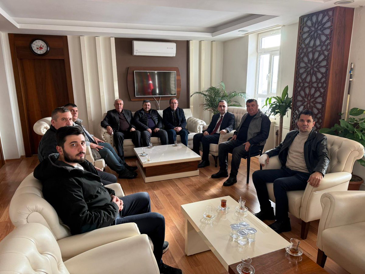 Yeni kurulan Hüyük Sanayici ve İş İnsanları Derneği (HÜYSİAD) Yönetim Kurulu, Kaymakamımız Ebrar Evsen’i makamında ziyaret etti. Ziyarette ilçemizin ekonomik gelişimi ve iş dünyasına yönelik yapılabilecek çalışmalar üzerine değerlendirmelerde bulunuldu.