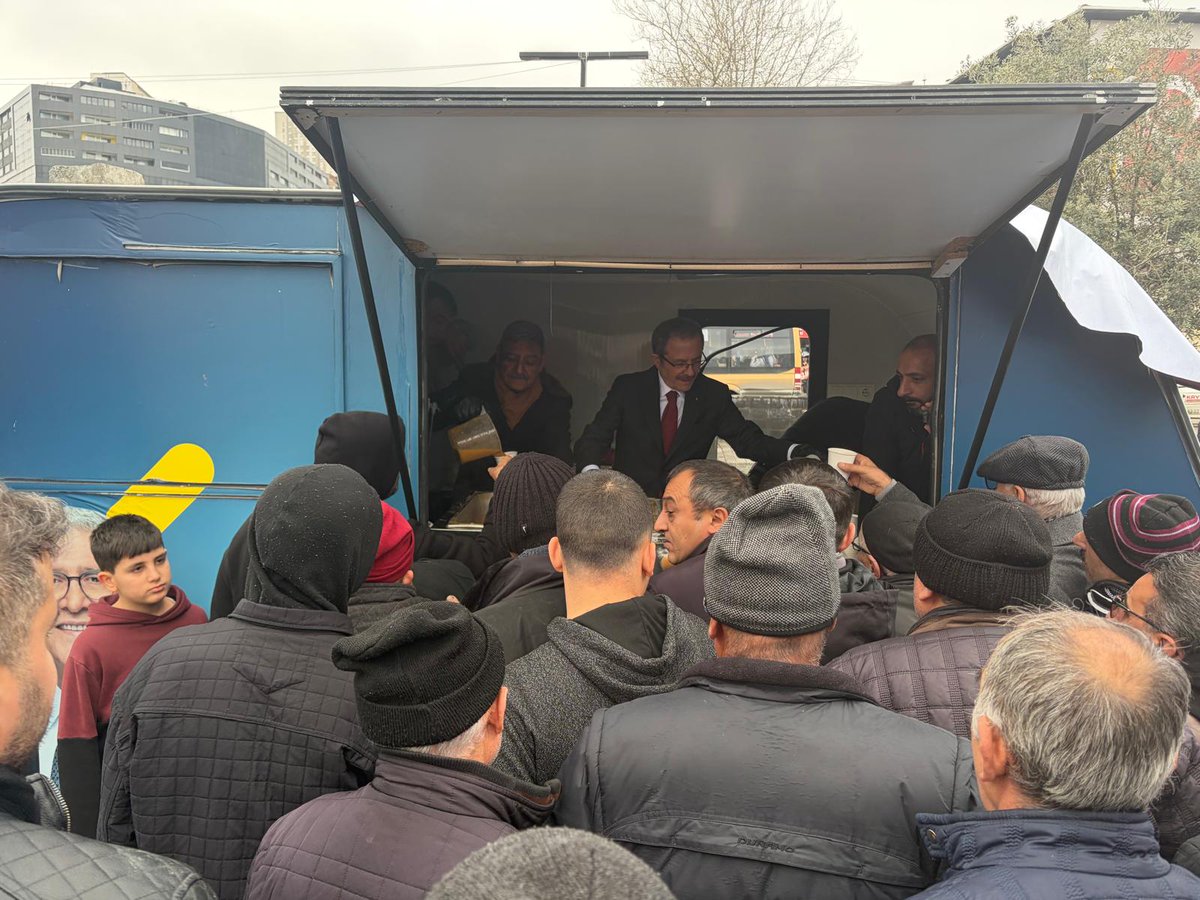 esenyurtiyi's tweet photo. Esenyurt Meydanı’nda helâl çorba ikramımız devam ediyor.
Genel İdare Kurulu Üyemiz Sayın Özdemir Polat beyefendinin de katılımıyla, karavanımızda Esenyurt’lu hemşehrilerimizle bir araya geliyor; gönül bağlarımızı güçlendiriyor, samimi sohbetleriyle bu soğuk günlerde içimizi ısıtıyoruz.
İçenlere şifa, paylaşanlara bereket olsun. 
@MDervisogluTR