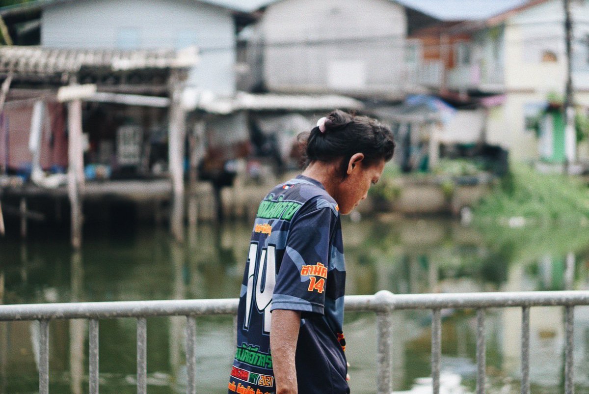 Mirror_org's tweet image. เธอเริ่มโวยวายลั่น เมื่อตำรวจพยายามเข้าไปพูดคุยเพื่อนำเธอเข้ารับการรักษา และก็เหมือนหลายครั้งคราวเมื่อมีอะไรมากระตุ้นให้เธอไม่พอใจ “ด่าลั่นซอย” คนในชุมชนให้ข้อมูล
.
แต่เมื่อชายสูงอายุคนหนึ่งเดินเข้ามาหา น้ำเสียงเมตตาและเอ็นดู เธอหยุดฟัง…