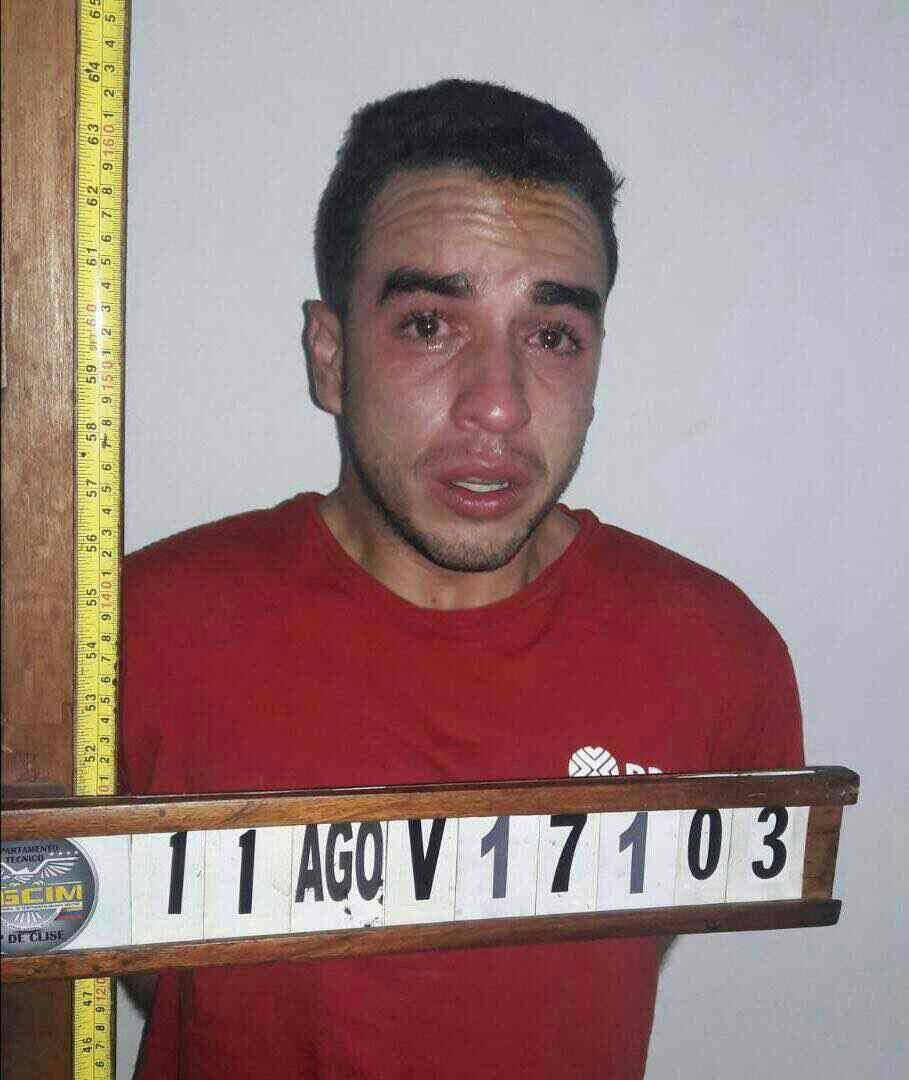 Junto al Capitán Caguaripano, otro héroe de Paramacay sigue secuestrado: el Primer Teniente Jefferson García Dos Ramos.

Fue uno de los rostros de la rebelión de Paramacay. Por su valentía, el narcoestado lo declaró "traidor a la patria" y lo ha sometido a más de 8 años de