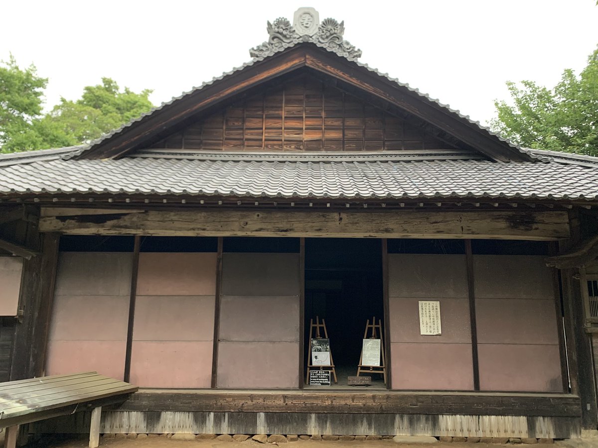 Octoberabbit's tweet image. 「関東三十六不動をめぐる 5.川崎編①」より。
日本民家園 船越の舞台。
これは三重県志摩市にあったもので、船越は海女漁で栄えた漁村、この舞台は船越神社境内にあった。
舞台の下には奈落があり奈落の上が回り舞台、上演するときは人力で舞台を回した。
歌舞伎に必要な舞台装置も備えている。