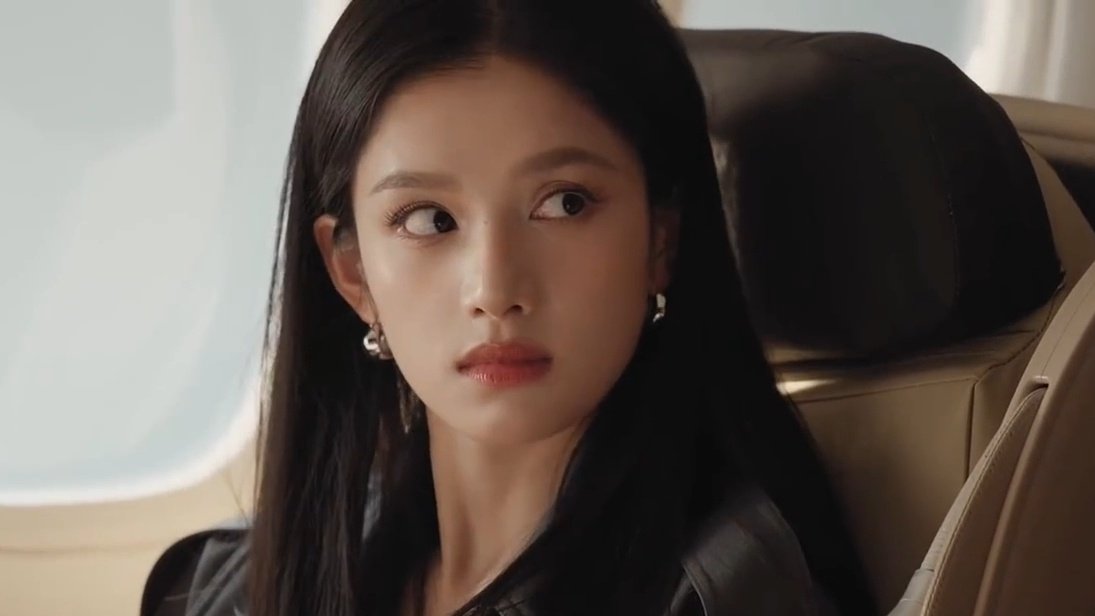 jooonyiie's tweet image. a chance encounter on a flight, instant sparks with a stranger, a luggage mix up and somehow this is an ad, not a drama teaser