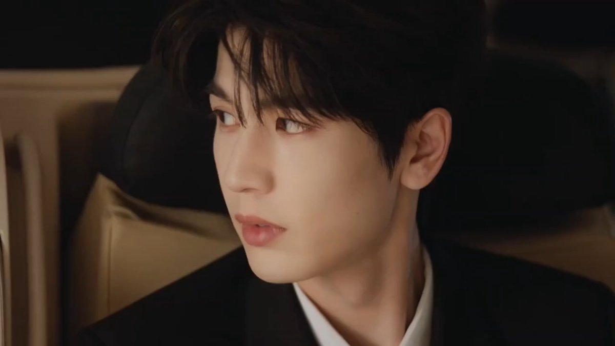 jooonyiie's tweet image. a chance encounter on a flight, instant sparks with a stranger, a luggage mix up and somehow this is an ad, not a drama teaser