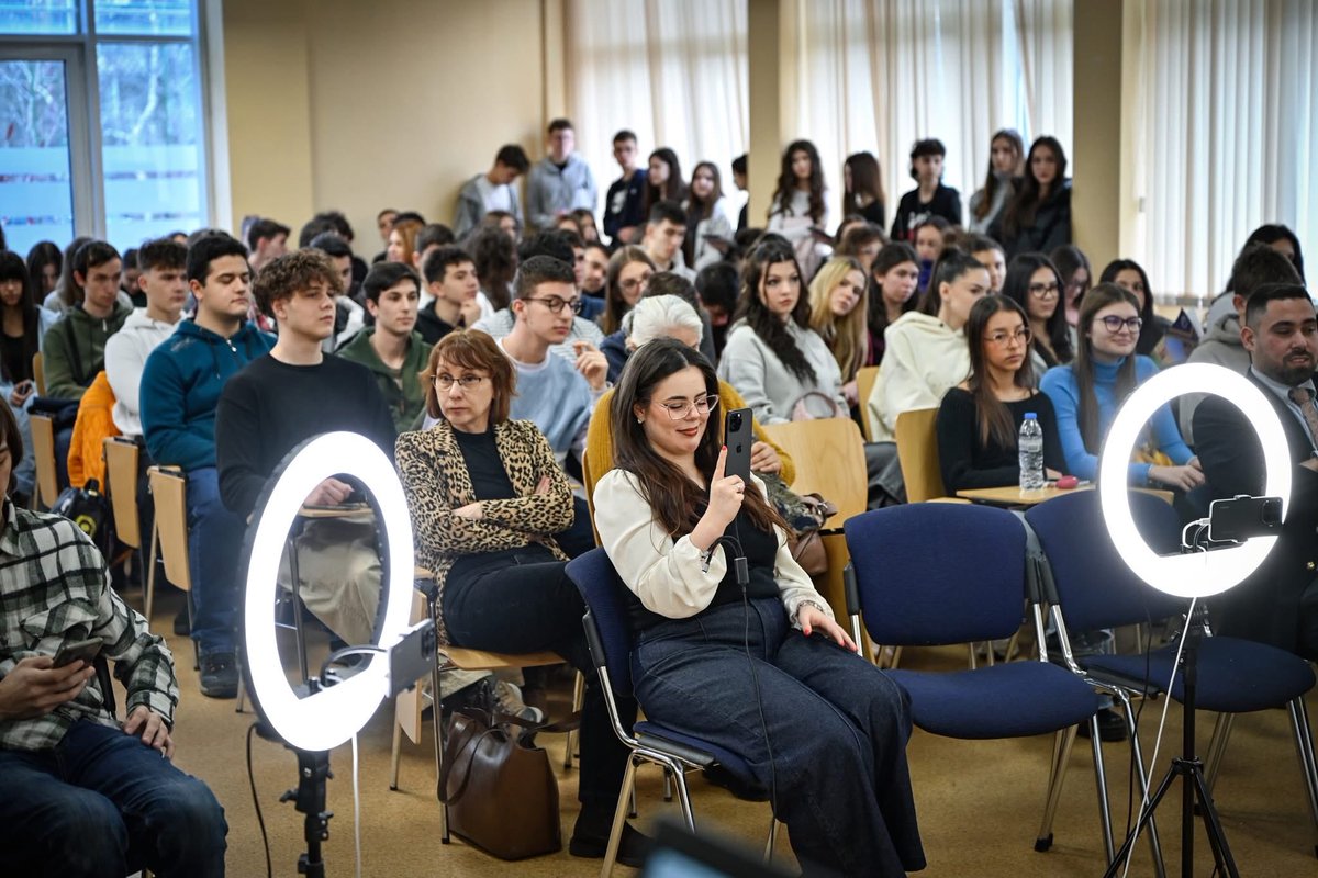 terziev's tweet photo. Има два начина да говориш за #промяна. Единият е да търсиш сензация и новини. Другият е да поемеш #отговорност.
В #ПърваАнглийскаЕзиковаГимназия / #FirstEnglishLanguageSchool, в час по гражданско образование с дванадесетокласници, говорихме точно за това – как се правят политики, които работят не за един мандат, а за едно по��оление. И защо най-лесният политически рефлекс е да сочиш назад, а най-трудният да гледаш напред. Дадох си сметка колко дълго остават уроците, които не са в учебниците. Всяка крачка в сградата на гимназията, която съм завършил и аз, ме върна към учителите, които ни научиха не просто на формули, а да бъдем по-отговорни, по-честни и по-достойни хора. Това са #уроци за цял живот.
Младите хора задават ��очни въпроси. Те усещат кога разговорът е честен и кога е просто шум. И знаят, че не всяко „#БързоРешение“ е #ДоброРешение, както и че не всяко наследство е лошо. Въпросът е как го развиваш.
Казах им нещо, което важи и за града: не си избран, за да се оправдаваш. Избран си, за да носиш #отговорност, дори когато темпото не е толкова бързо, колкото всички бихме искали.
Истинската политика не е състезание по заслуги. Тя е работа по #приемственост, #качество и #дългосроченЕфект.
И ако има нещо, което си струва да защитаваме, това е подходът, при който нуждите на хо��ата стоят в центъра, а не егото, шумът или желанието всичко да изглежда „#мое“.