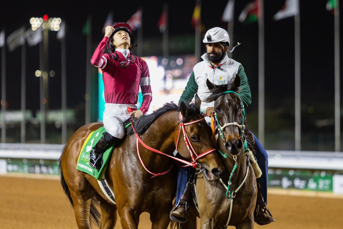 TheSaudiCup_AR's tweet photo. "فور ايفر ينق" 🏇
بطل كأس السعودية 2025 يحصل على جائزة الاكليبس كأفضل جواد ضمن فئة الخيل المسنة ✨
تهانينا لفريق الجواد الذي يستعد للدفاع عن لقبه في نسخة هذا العام من كأس السعودية 2026 🇸🇦🏆
@_RYUSEI_0531 @yahagistable @susumu_fujita
#TheSaudiCup @BreedersCup #EclipseAwards
#フォーエバーヤング