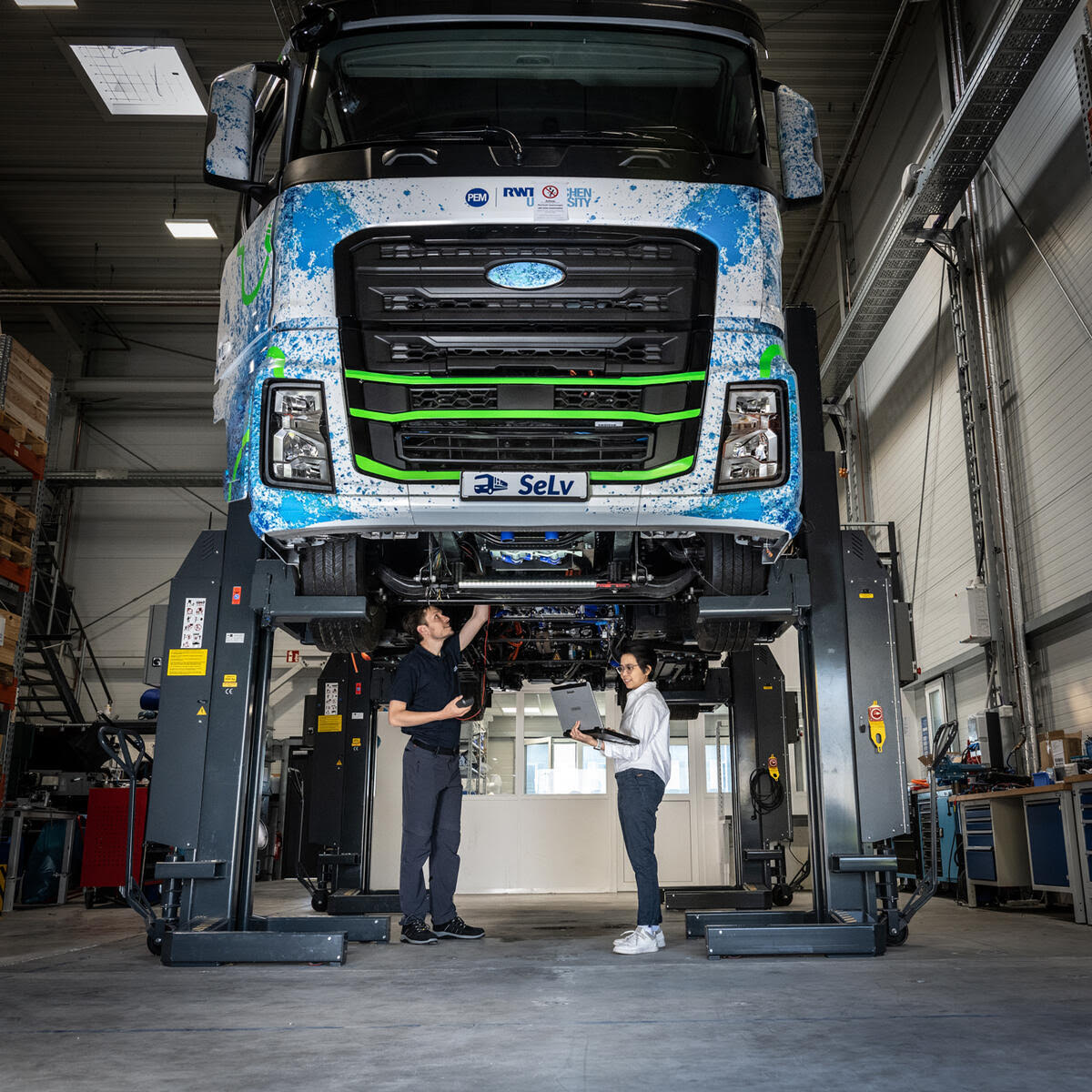 fuelcellsworks's tweet image. PEM RWTH Aachen completes the “SeLv” project, unveiling a road-approved #hydrogen-battery e-truck powertrain. The modular system enables diesel-to-electric conversions and supports rapid industrialization for heavy-duty vehicles.

#H2Now #EMobility #FuelCell